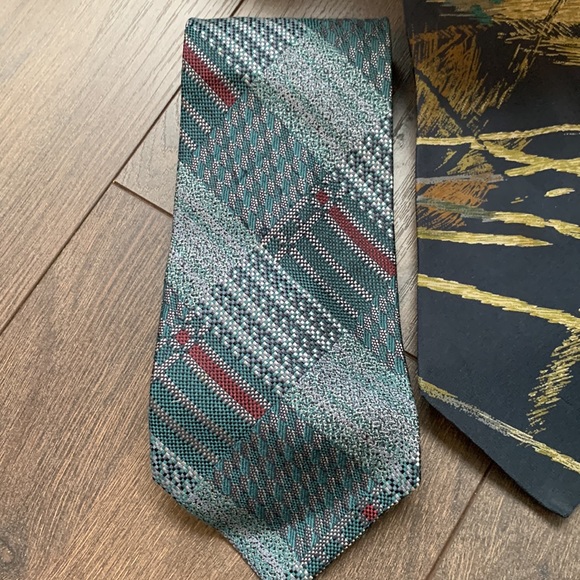 Bundle of 3 silk vintage ties in GUC - Picture 2 of 11